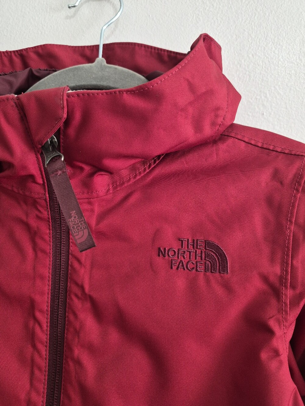 The North Face NWOT Boys Lightweight Jacket Hooded Rain Coat Size Small 7/8 - Picture 2 of 7